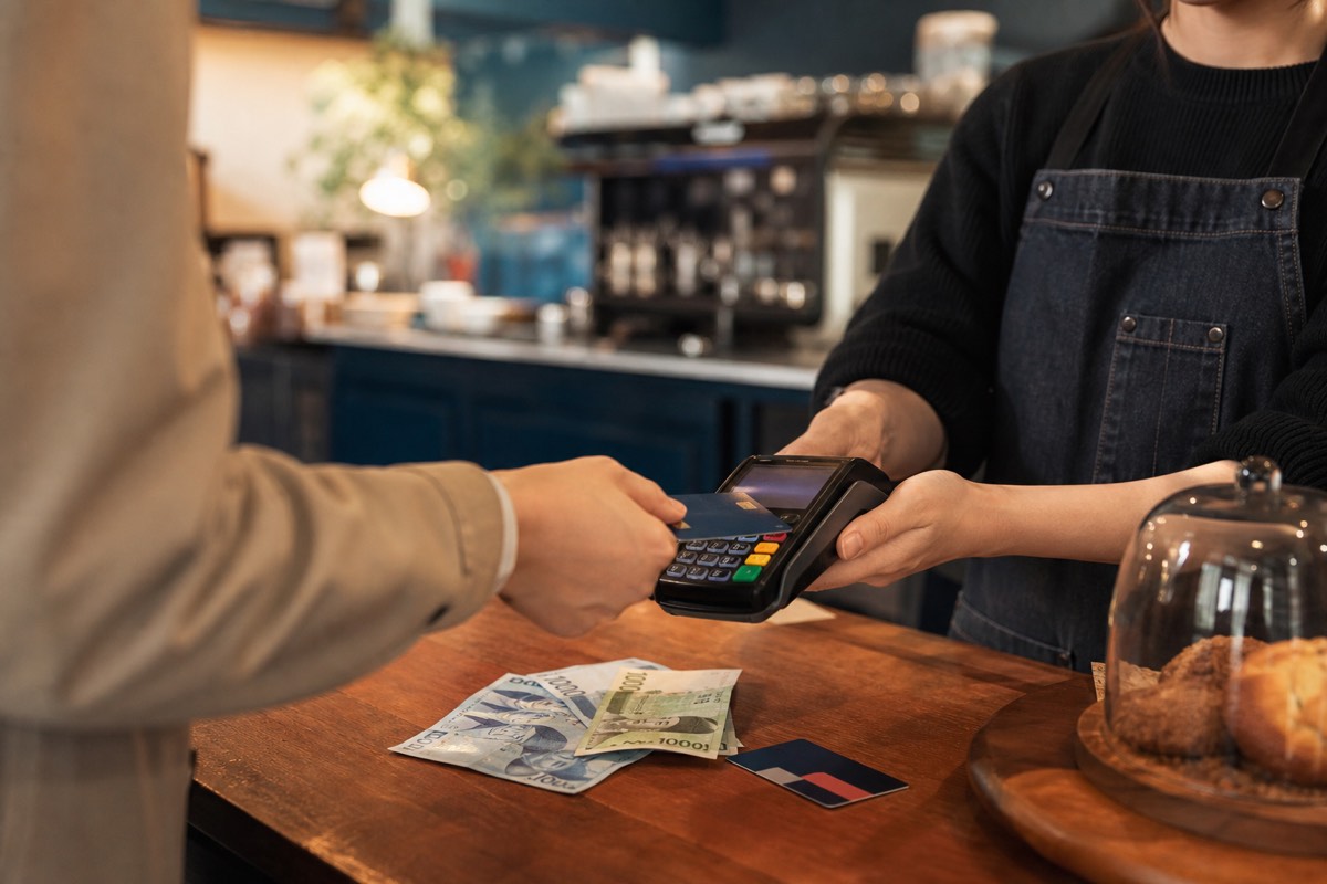 Illustrated visitor guide to cards, cash and transit payments in Korea
