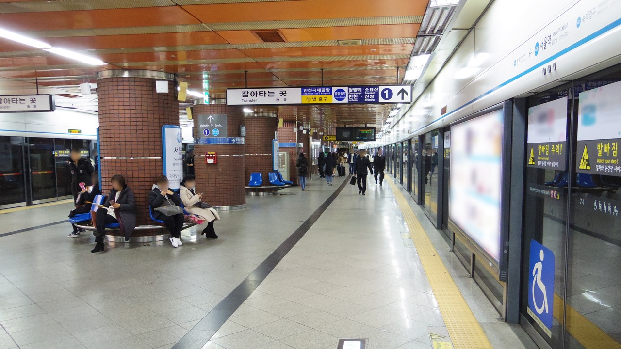 Line 4 platform at Seoul Station with destination signs and screen doors